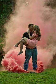 Baby announcement Foto Gender Reveal, Reveal Party Food Ideas, Gender Reveal Party Food Ideas, Gender Reveal Photo Shoot, Gender Reveal Pictures, Gender Reveal Party Food, Gender Reveal Photography, Pregnancy Announcement Photoshoot