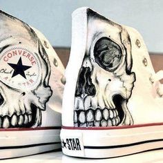 Boty Converse, Look Grunge, Painted Clothes, How To Make Shoes, Shoe Art, Painted Shoes, Skull And Bones, Crazy Shoes, Skull Art