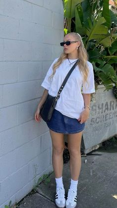 Sneakers With Skirts Street Style, Denim Skirt And Sambas, 24 Year Old Outfits, Bunch Outfits, Uni Outfits Aesthetic, Summer Uni Outfits, City Outfits Summer, Vegas Outfit Ideas Spring, Adidas Samba Outfits