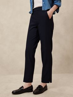 Hayden Tapered Pant | Banana Republic Factory Black Cotton Pants Outfit, Black Tapered Pants Outfit, Ankle Length Pants Outfit, Wide Leg Ankle Pants Outfit, Tapered Pants Outfit, Cotton Pants Outfit, Ankle Pants Outfit, Straight Leg Black Pants, 2025 Style