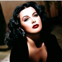 Hollywood Glamour Makeup, Old Hollywood Makeup, Hollywood Makeup, Classic Hollywood Glamour, Vintage Hollywood Glamour, Old Hollywood Glam, Dark Feminine Aesthetic, Glamour Makeup