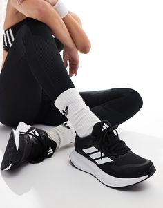 Zapatos de adidas performance Modo deportivo activado Diseño de corte bajo Cierre con cordones Lengüeta y tobillo acolchados Detalle distintivo de adidas Originals Entresuela Cloudfoam ofrece una amortiguación ligera Suela de goma resistente Suela texturizada antideslizante Zapatillas New Balance, Adidas Branding, Converse Chuck Taylor White, Flip Flop Boots, Leopard Print Baby, Baskets Adidas, Adidas Brand, Adidas Running, Adidas Gazelle