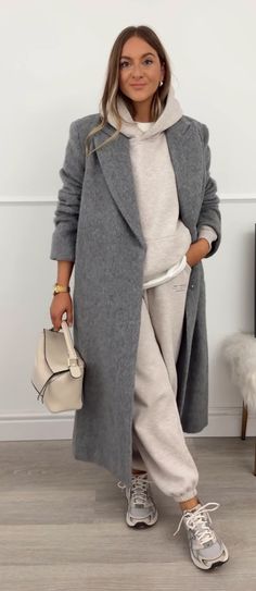 Outfit Jogging, Grey Coat Outfit, Coat Outfit Casual, Mantel Outfit, New Balance Outfit, New Balance 9060, Sneaker Outfits, Post Partum Outfits, Weekend Outfits