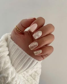 60+ Trendy Cute Short Winter Nails [2024] To Rock The Winter Season New Years Nail Designs, Nagel Tips, Christmas Nails Easy, Christmas Gel Nails, Snowflake Nails, Her Nails, Winter Nail Art, Winter Nail Designs, Festival Nails