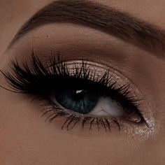 Aesthetic Makeup For Prom, Hoco Makeup Ideas Black Dress, Glitter Eye Makeup