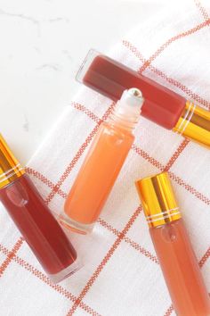 How To Make Lip Gloss - Without Wax - At Home On The Prairie Lipgloss Recipe, Make Lip Gloss, Diy Lipgloss, Diy Natural Makeup, Lip Gloss Recipe, Homemade Lip Balm Recipe, Lipgloss Business, Diy Lip Balm Recipes, Balm Recipe