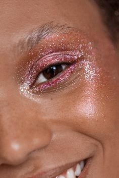 Coachella Make-up, Editorial Make-up, Glitter Eyebrows, Coachella Makeup, Festival Makeup Rave, Makeup Vs No Makeup, Festival Makeup Glitter, Glitter Makeup Looks, Glitter Eye Makeup