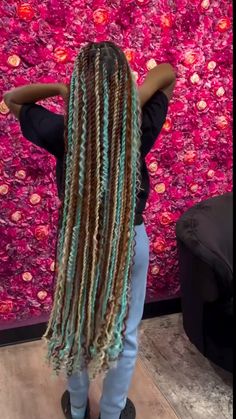 Mixed Color Butterfly Locs, Three Different Color Knotless Braids, Braided Hairstyles With Beads For Women, Hair Styles Braids Color, Cute Hair Color Combos, Colour Braided Hairstyles, Pink Twist Braids, Island Twist Color Combo, 2 Colored Braids