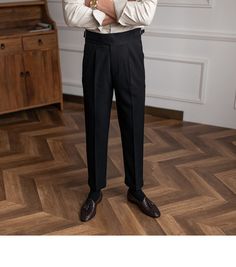 Unsere Business Office High-End-Hose ist eine sartoriale Hommage an die zeitlose Eleganz des Old Money Stils. Speziell für den anspruchsvollen Mann geschneidert, verkörpert diese Hose einen Hauch von raffiniertem Charme und stattlicher Raffinesse.
Die Hose wurde sorgfältig aus hochwertigem Polyester gefertigt, einem Stoff, der sich durch seine Strapazierfähigkeit und Leichtigkeit auszeichnet. Das bequeme und dennoch elastische Material sorgt dafür, dass die Hose ihren maßgeschneiderten Look den Formal Slim Fit Tapered Leg Work Pants, Elegant Business Work Pants Straight Cut, Formal Slim Fit Suiting Fabric Pants, Formal Slim Fit Work Trousers, Formal Slim Fit Pants In Suiting Fabric, Slim Fit Formal Work Trousers, Elegant Slim Fit Work Pants For Business, Formal Wide Leg Pants With Hidden Button Closure, Semi-formal Tuxedo Pants With Pressed Crease