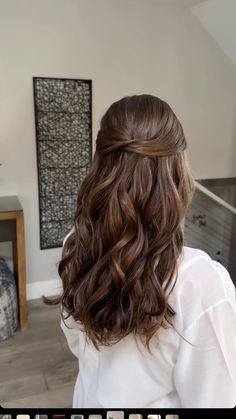 Curled Long Hair Wedding, Relaxed Half Up Half Down Hair, Long Brunette Bridal Hair, Wedding Dress Hair Down, Straight Hairstyles For Hoco, Quarter Up Wedding Hair, Hairstyles Prom Medium Hair, Medium Length Hair For Wedding, Brunette Loose Curls