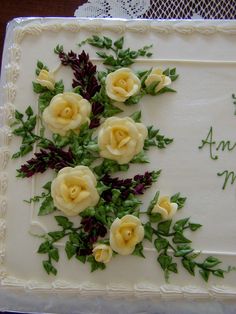 there is a cake with flowers on it and the words happy anniversary mom written in white frosting