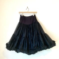 Waist 26-39 inch Length 72cm Made in USA. #vintage #skirt #pettiskirt #tutu #black 👀 Please read before purchasing 📏 Check the measurements before buying as each item is different. 🔍 Please note that vintage or secondhand items may have signs of used and small imperfections, feel free to ask more details. 🖤 No return / refunds.. Qipao Vintage, Preppy Skirt, Black Tutu, Elastic Skirt, Mode Kimono, Retro Skirt, Womens Skirts, Lace Shawl, Vintage Rock