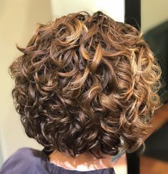 Short Curly Haircuts For Women Over 50 Round Faces, Short Curly Hairstyles Blonde, Naturally Curly Bob Haircut, Layered Short Bob Hairstyles, Stacked Curly Bob Haircut, Permed Bob Hairstyles, Chin Length Curly Hair, Curly Bobs For Older Women, Short Curly Hair With Layers