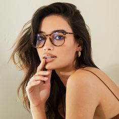 Tortoise Shell Glasses Women, Glasses Frames Trendy, Chic Glasses, Reflective Sunglasses, Glasses Trends, Tortoise Shell Glasses, Yellow Sunglasses, Diff Eyewear, Portrait Photos