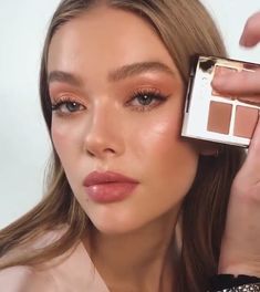 Charlotte Tilbury Looks, Trucco Glam, Teknik Makeup, Warm Makeup, Make Up Diy, Dewy Makeup Look, Eyeliner Tips, دورة شهرية