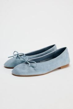 SUEDE BALLET FLATS - Blue | ZARA United States Ballet Flats With Ribbon, Blue Shoes Flats, Blue Ballet Flats, Blazers Shoes, Suede Ballet Flats, Cardigan Sweater Jacket, Blue Flats, Zara United States, Bow Detail