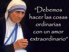 an old woman wearing a blue and white striped headdress with a quote above her that reads, debenos hacer las cosas ordinas ordinarys con un amor extraordinario