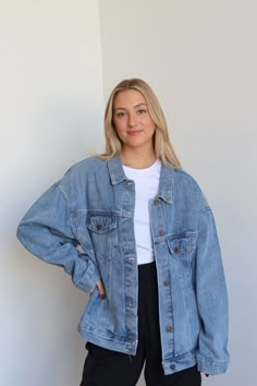 This denim jacket features a boxy cut and is made of 100% cotton, offering a comfortable and durable piece for your wardrobe. The oversized fit and multiple pockets add both style and functionality. Finished with buttoned closure, this light denim jacket is a versatile addition to any outfit. 100% Cotton Boxy Cut Oversized Multiple Pockets Buttoned Color: Light Denim Oversized Jeans Jacket Outfit, Oversize Denim Jacket Outfit, Hoodie Oversized Outfit, Light Denim Jacket Outfit, Jean Jacket Outfit, Outfits Playa, Light Denim Jacket