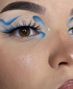 Ocean Inspired Makeup, Finding Nemo Makeup, Aquarium Makeup, Ocean Eyeshadow, Water Makeup Look, Water Inspired Makeup, Pastel Blue Makeup, Water Makeup Looks, Abstract Eye Makeup