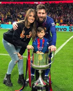 Messi And Wife, Lionel Messi Family, Lio Messi, Lionel Messi Posters, Antonella Roccuzzo, Messi Videos, Sports Drawings, Football Wags, Lionel Andrés Messi