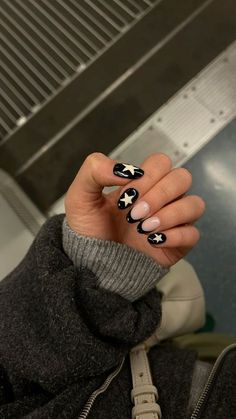 Black Nail White Star, Black And White Stars Nails, Black Nails Star Design, Black And White Nail Inspo Short, Black And White Funky Nails, White Nails Black Stars, Black Star Nail Designs, Black Nails White Stars, Black Nail Designs Summer