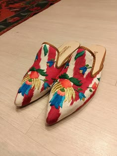 Embroidery slippers | women slipper |women Shoes| upholstery fabric Chartreuse Velvet, Embroidery Slippers, Shoe Reference, Fall Fashion Shoes, Abaya Ideas, Fashion Hippie, Interesting Outfits, Fungal Nail, Shoes Unique