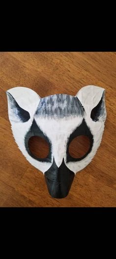 Lightweight paper maché lemur mask, this mask has been sold but I can make ine very similar. Thanks for looking! Lemur Costume Diy, Lemur Costume, Madagascar Animals, King Julien, Fox Costume, Therian Mask, Mask Ideas, Masks Crafts, Fox Mask