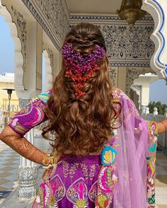 Hairstyles For Haldi Ceremony, Hairstyles For Haldi, Hairstyle With Accessories, Botas Outfit, Hair Accessories For Brides, Mehndi Hairstyles, Floral Hair Accessories, Classy Hairstyles