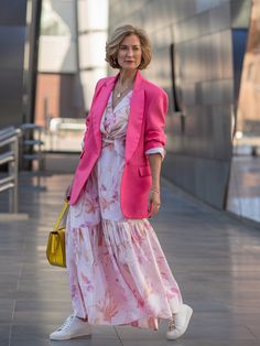 Spring brings a fresh start, and it’s the perfect season to refresh your wardrobe. For outfits women over 50, it’s all about combining comfort, elegan... Flowy Floral Maxi Dress, Bright Blazer, Dressing Over 50, Perfect Spring Outfit, Pink Blazer, Spring Wardrobe, Fashion Over 50, Spring Dress