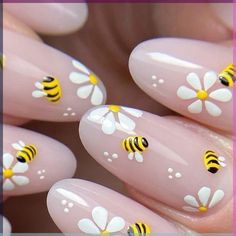 Queen Bee Nails Design, Bee Design Nails, Bee On Nails, Nails With Plants, Bee Manicure, Nails Bees, Complex Nail Art, Bee Nails Design, Cute Animal Nails