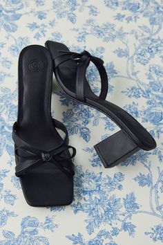 UO Charlotte Bow Mule Heel Black Dress With Heels, Everyday Heels, Work Heels, Mule Heel, Heels Strappy, Bow Mules, Mule Heels, Black Kitten Heels, Black Slippers