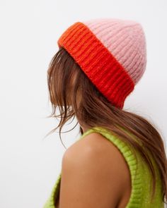 In a ribbed fabric and brushed finish, this knitted beanie hat pairs a soft pink hue with an ultra-bright red trim. Woolen Cap, Knitted Beanie Hat, Knitted Hats Kids, Fingerless Gloves Knitted, White Scarves