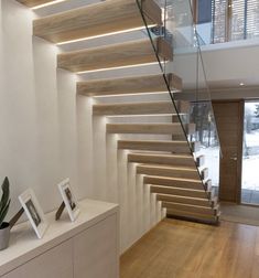 Floating Stairs Lighting, Floating Steps, Stair Railing Ideas, Stair Railing Makeover, Stairs Lighting, Metal Stair Railing, Stairs Railing, Staircase Interior Design, Modern Stair Railing