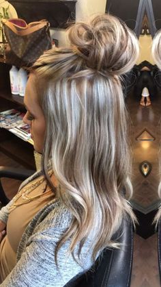 Edgy Blonde Hair Color, Blonde Hair Color Ideas For Summer 2024, Spring Blonde Hair 2024, Blonde Hair With Dark Underneath, Fall Hair Blonde, Heatless Hair Curling, Hair Blonde Balayage, Fall Blonde Hair, Heatless Hair