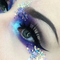 Halloween Eye Makeup Ideas, Blue Eyeshadow Looks, Make Up Designs, Galaxy Makeup, Jenner Makeup, Holographic Iridescent, Festival Glitter, Halloween Eye Makeup