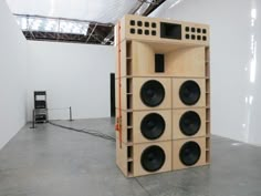 speakers are stacked on top of each other in a large room with white walls and ceilings