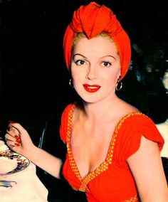 Vintage Starlets in Turbans, Scarves and Towels - Publicist & Columnist Dianna Prince Oud Hollywood, 40's Fashion, Dorothy Lamour, Rosemary Clooney, Anne Bancroft, Lana Turner, Olivia De Havilland, Mode Turban, Carole Lombard