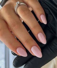 Entenda porque unhas elegantes de verdade são simples, sofisticadas e clássicas! Confira quais cores e formatos usar neste estilo Trendy Nails Ideas For Summer, Classy Nails Elegant, Summer Classy Nails, Ongles Summer, Classy Pink Nails, Elegant Summer Nails, Milky Nails, Casual Nails