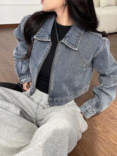 Denim Jacket For Women, Shein Denim Outfits, Short Woman Outfit Ideas, How To Style Denim Jacket Women, Styling Jeans Jacket, Fashion Coats & Jackets, Korean Style Outfits Women, Jeans Jacket Outfit For Women, Cargo Pants Jean Jacket