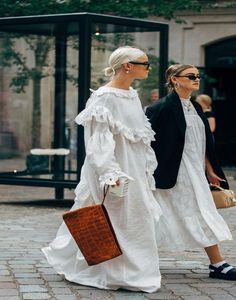 Ruffle Dress Runway, Dress Runway, 2020 Street Style, Copenhagen Street Style, White Ruffle Dress, Tokyo Street Fashion, Gown White, Moda Paris, Copenhagen Style