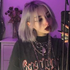 Mekap Mata, Short Grunge Hair, Hair Streaks, Smink Inspiration, Alternative Makeup, Peinados Fáciles Para Cabello Corto, Rock Punk, Grunge Girl, Dye My Hair