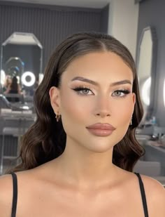 Glam Makeup Wedding Guest, Full Glam Makeup For Black Dress, Wedding Make Up Guests, Turquoise Dress Makeup Ideas, Gala Night Hair And Makeup, Formal Makeup For Blue Eyes Brown Hair, Light Bridal Makeup Brown Eyes, Smudged Liner Look, Make Up For Champagne Gown