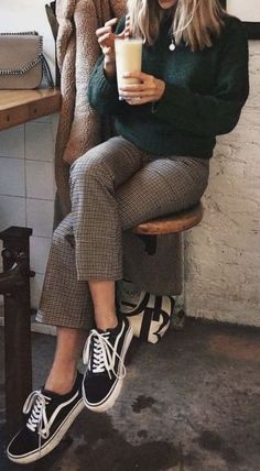 Vans Slip On Outfit, Urban Outfitters Outfit, Estilo Vans, Plaid Pants Outfit, Designer Closet, Checked Pants, Closet Clothing, Doc Martens Outfit, Vans Outfit