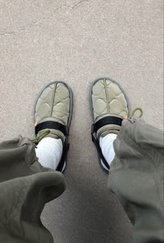 reebok beatnik puffer slides in green olive Northface Thermoball Mule Outfit, North Face Mules Outfit, Reebok Beatnik, Mule Outfit, Sneaker Mules, Mens Slides Sandals, Snow Sneakers, Mules Outfit, Olive Fashion