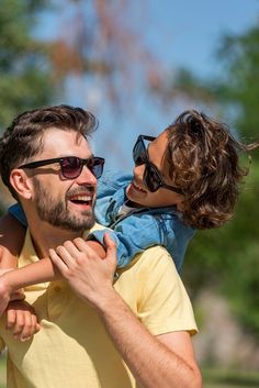 Pai sorridente e filho passando um tempo... | Free Photo #Freepik #freephoto #familia-natureza #familia-parque #crianca-natureza #homem-natureza Forest Illustration, Model Poses Photography, Backgrounds Free, Father And Son, Model Poses, Happy Father, Happy Fathers Day, Free Photo, Vacation Trips