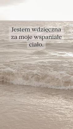 a person standing in the ocean with a surfboard under their arm and text that reads, jestem wdzieczenza za mojecezcena wa