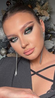 Full Glam Green Eyes, Green Smokey Makeup, Eye Diamonds Makeup, Nye Eye Makeup Looks, Make Up Green Eyes, Nye Eye Makeup, Glam Look Makeup, Green Makeup Looks, Green Smokey Eye Makeup