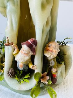 there are two gnomes in the center of this figurine