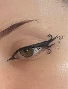 Design Eyeliner, Eyeliner Design, Eyeliner Types, Hippie Makeup, Eyeliner Ideas, Vampire Bride, Funky Makeup, Eyeliner Designs, Cute Eye Makeup