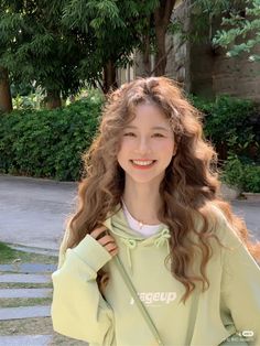 Ulzzang Curly Hair, Perm With Bangs, Curly Asian Hair, Brown Curly Hair, Blonde Hair With Bangs, Cute Box Braids Hairstyles, Long Curls, Curly Girl Hairstyles, Permed Hairstyles